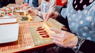 Çocuklar suşi ve rulo hazır olun. -Ustalık restoranda.