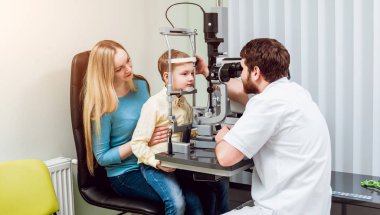 Lamba muayene kesti. Biomicroscopy anterior göz parçasının. Temel göz muayenesinde.