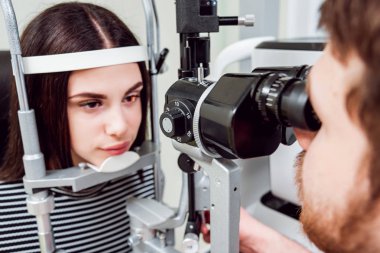 Lamba muayene kesti. Biomicroscopy anterior göz parçasının. Temel göz muayenesinde. Kontakt lensler Check-up.