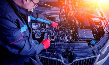 Otomatik mekanik bir voltmetre gerilimi düzeyini denetlemek için kullanır. Araba tamiri. Servis istasyonu.