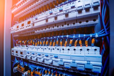 Devre kesicili voltaj santrali.