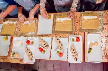 Çocuklar suşi ve rulo hazır olun. -Ustalık restoranda.