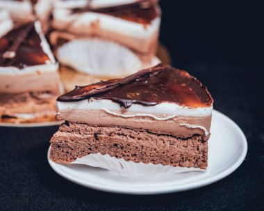 Çikolatalı kek koyu arka plan, portre, selectife odak