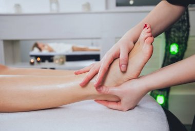 Kırpılmış görüntü kadının Spa'da rahatlatıcı. Ayak masajı.