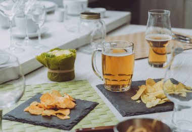 Bira ve büyük beyaz masanın üzerindeki fişlere. Restoran