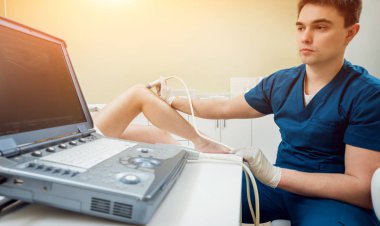 Ortopedi uzmanı doktor ofisinde hastayla. Diz ultrason.