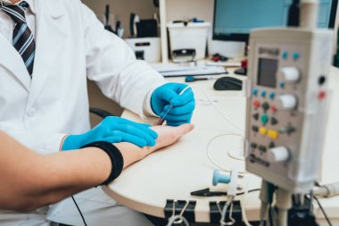 Hasta sinirleri elektromiyografi ile test ediliyor. Tıbbi muayene. EMG