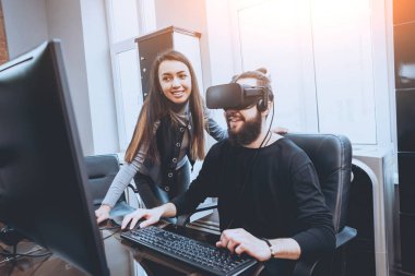 Vr gözlük test ve having fun kadın yaratıcı Ofis çalışanları ile genç adam
