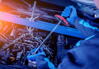 Servis istasyonu motora onarılıyor. Araba tamiri. Arka plan