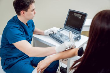 Ortopedi uzmanı doktor ofisinde hastayla. Dirsek ultrason.