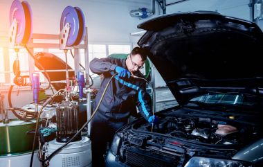 Motor yağ değişimi. Araba tamiri. Servis istasyonu.