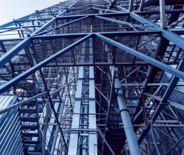 Modern silolar Tahıl hasat depolamak için. Tarım. Düşük açılı.