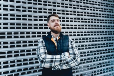 Kameraya poz rahat kıyafetler içinde sakallı yakışıklı.