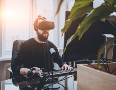 Sanal gerçeklik giyen genç adam ofiste gözlükler.