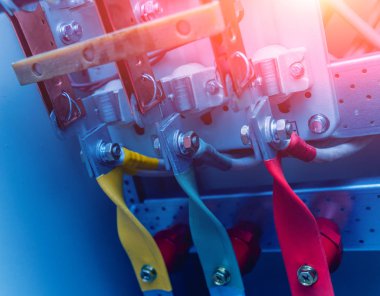 Kablolar ve elektrik kutusuna geçer. Sigortalar ve Kontaktörler elektrik paneli.