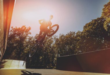 Bmx sürücüsü hileci vasıl skatepark gerçekleştirme.