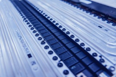 Elecric motorlu pilleri şarj. Pil bir elektrikli araç motorunun sökülmesi. Araba Servisi