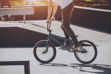 Genç Bmx sürücüsü hileci vasıl skatepark gerçekleştirme.