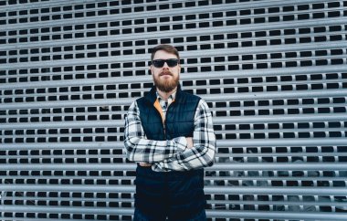 Kameraya poz rahat kıyafetler içinde sakallı yakışıklı.