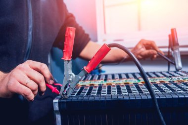 Elecric motorlu pilleri şarj. Pil bir elektrikli araç motorunun sökülmesi. Araba Servisi