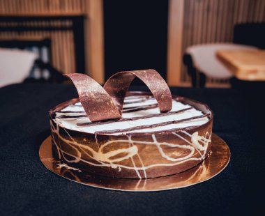 Çikolatalı kek koyu arka plan, portre, selectife odak