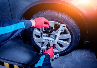 Araba tamircisi sensör süspansiyon ayarı sırasında yükleme