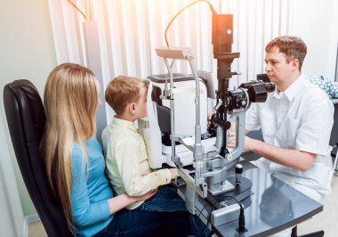 Lamba muayene kesti. Biomicroscopy anterior göz parçasının. Temel göz muayenesinde.