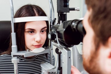 Lamba muayene kesti. Biomicroscopy anterior göz parçasının. Temel göz muayenesinde. Kontakt lensler Check-up.