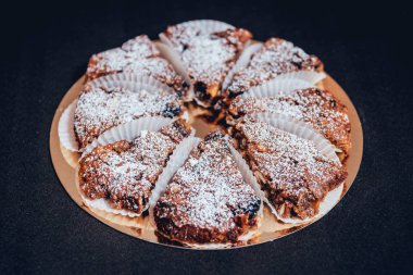 Çikolatalı kek koyu arka plan, portre, selectife odak