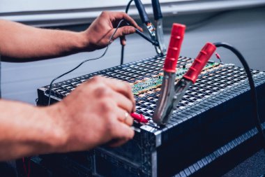 Elecric motorlu pilleri şarj. Pil bir elektrikli araç motorunun sökülmesi. Araba Servisi