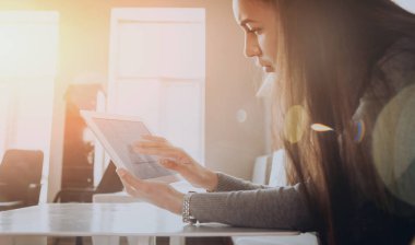 Tablet ile ofiste çalışan genç Orta Doğu işkadını