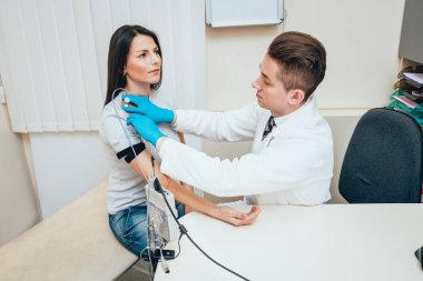 Hasta sinirleri elektromiyografi ile test ediliyor. Tıbbi muayene. EMG