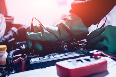 Izgaralı araba açık kukuleta ile. Elektrikli araba motoru ayrıntıları. Pil.