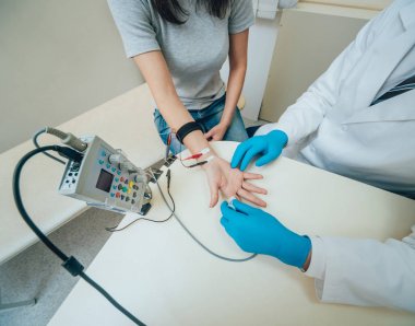 Hasta sinirleri elektromiyografi ile test ediliyor. Tıbbi muayene. EMG