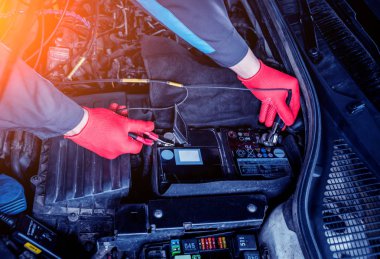 Akümülatör şarj terminalleri ile erkek el