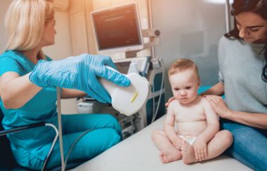 Anne olarak ultrason Tanı ile doktor ve bebek kız. Tıbbi malzeme. Ultrason.