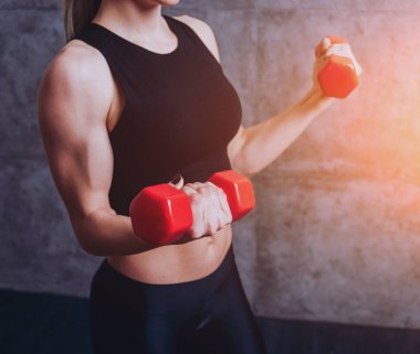 Studio poz ve farklı egzersizleri yapıyor genç atletik beyaz kadın.