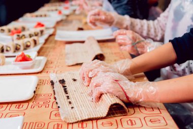 Çocuklar suşi ve rulo hazır olun. -Ustalık restoranda.