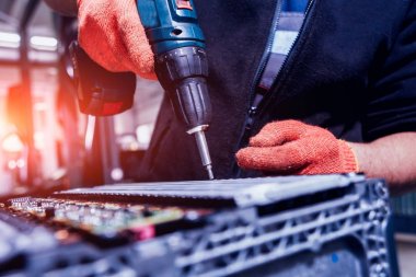 Elecric motorlu pilleri şarj. Pil bir elektrikli araç motorunun sökülmesi. Araba Servisi