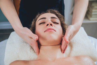 Kıvırcık beyaz kız rahatlatıcı spa. Vücut masajı.