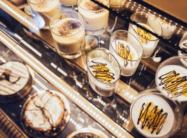 Tatlılar ve pastalar vitrin. İtalyan Pasta dükkanı. 