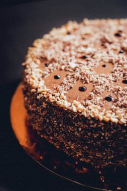 Çikolatalı kek koyu arka plan, portre, selectife odak