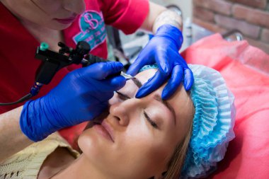 Kalıcı makyaj kız profesyonel dövmeci