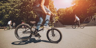 Genç Bmx sürücüsü hileci vasıl skatepark gerçekleştirme.