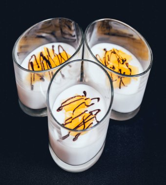 Karanlık yüzeyi, closeup bardaklarda beyaz jöle tatlısı