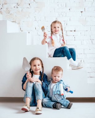 Küçük çocuklar inşaat araçları ile oyun