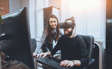 Vr gözlük test ve having fun kadın yaratıcı Ofis çalışanları ile genç adam