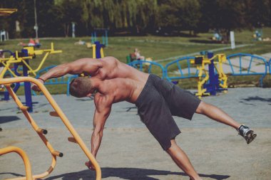 Eğitim ve egzersiz açık havada şehirde yapıyor genç atlet.