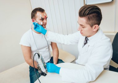 Hasta sinirleri elektromiyografi ile test ediliyor. Tıbbi muayene. EMG