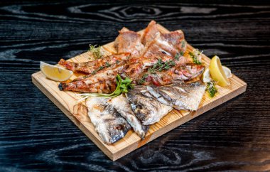 bir ahşap tahta üzerinde kızarmış balık